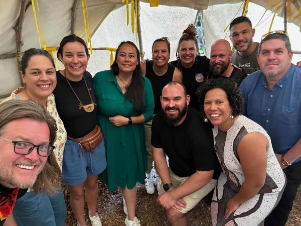 Dr. Miranda Lesperance with the Leadership Fellows at the Askaakamigokwewigamig (Mother Earth Learning Lodge) 